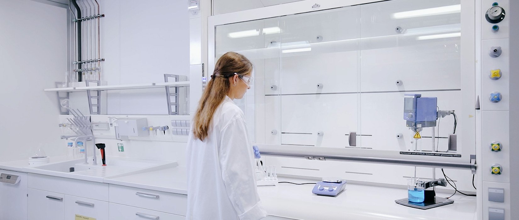 Frau arbeitet mit Fume Hood Master